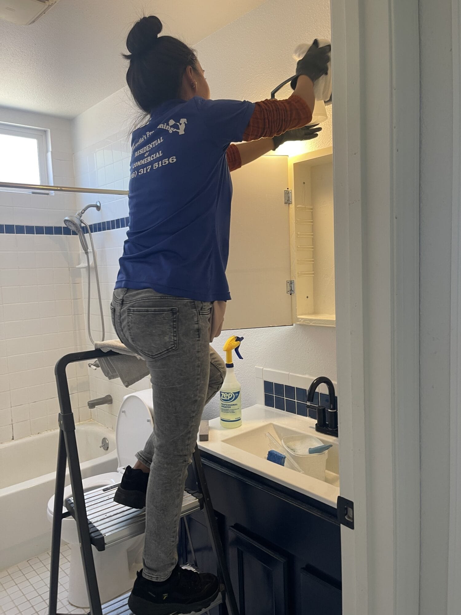 Move in and move out cleaning technician cleaning bathroom fixtures in Elmhurst Sacramento CA