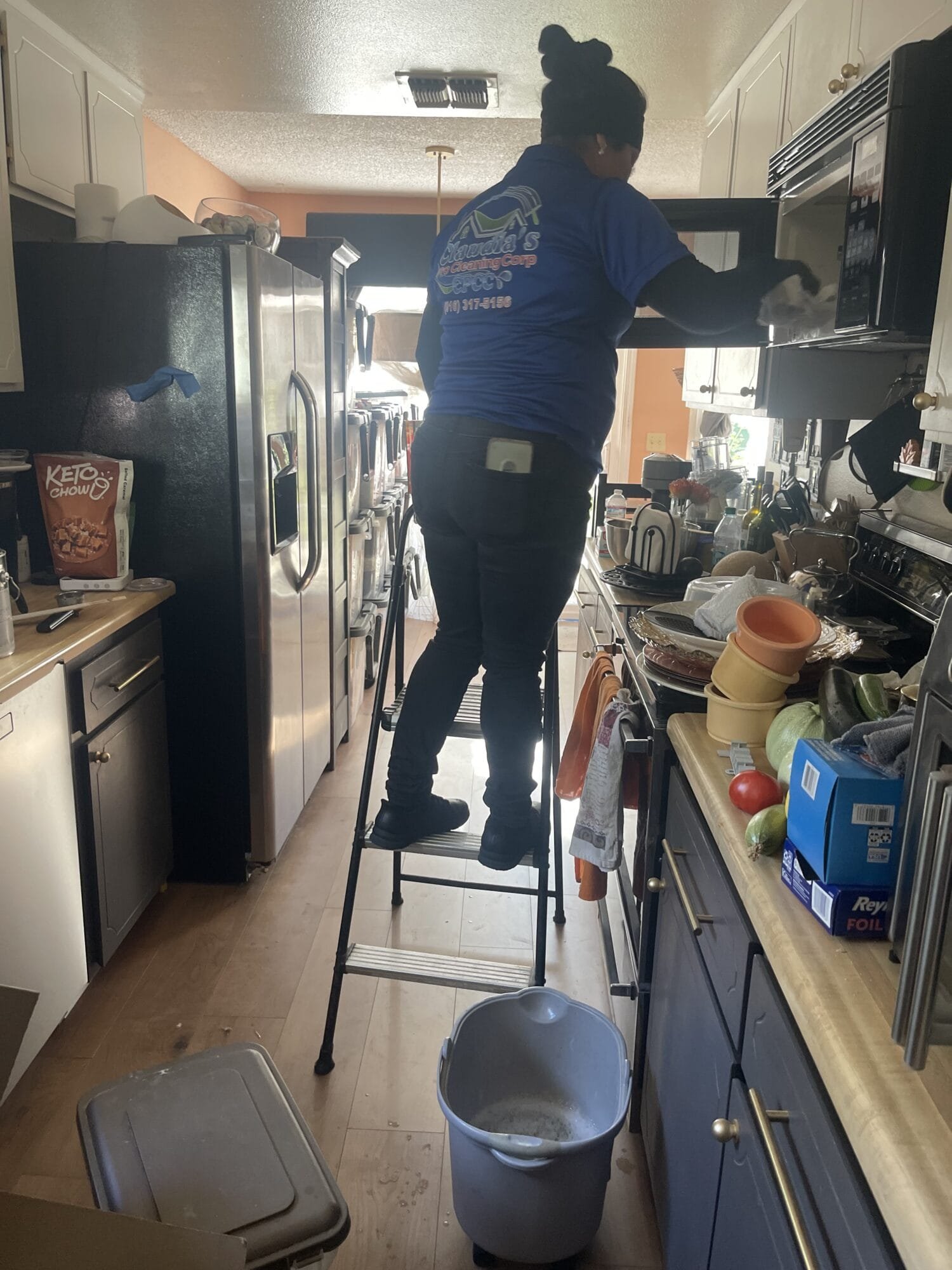 Professional deep cleaning technician cleaning a home in Hollywood Park, Sacramento, CA