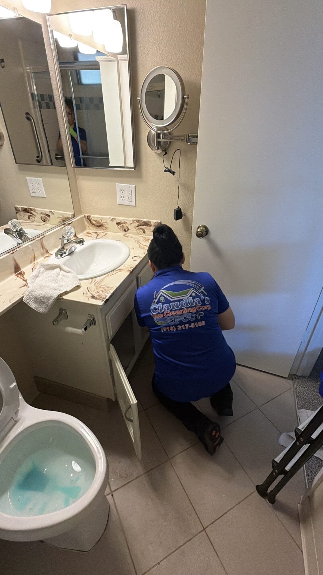 Move out cleaning technician cleaning a bathroom in Stanford Ranch, CA