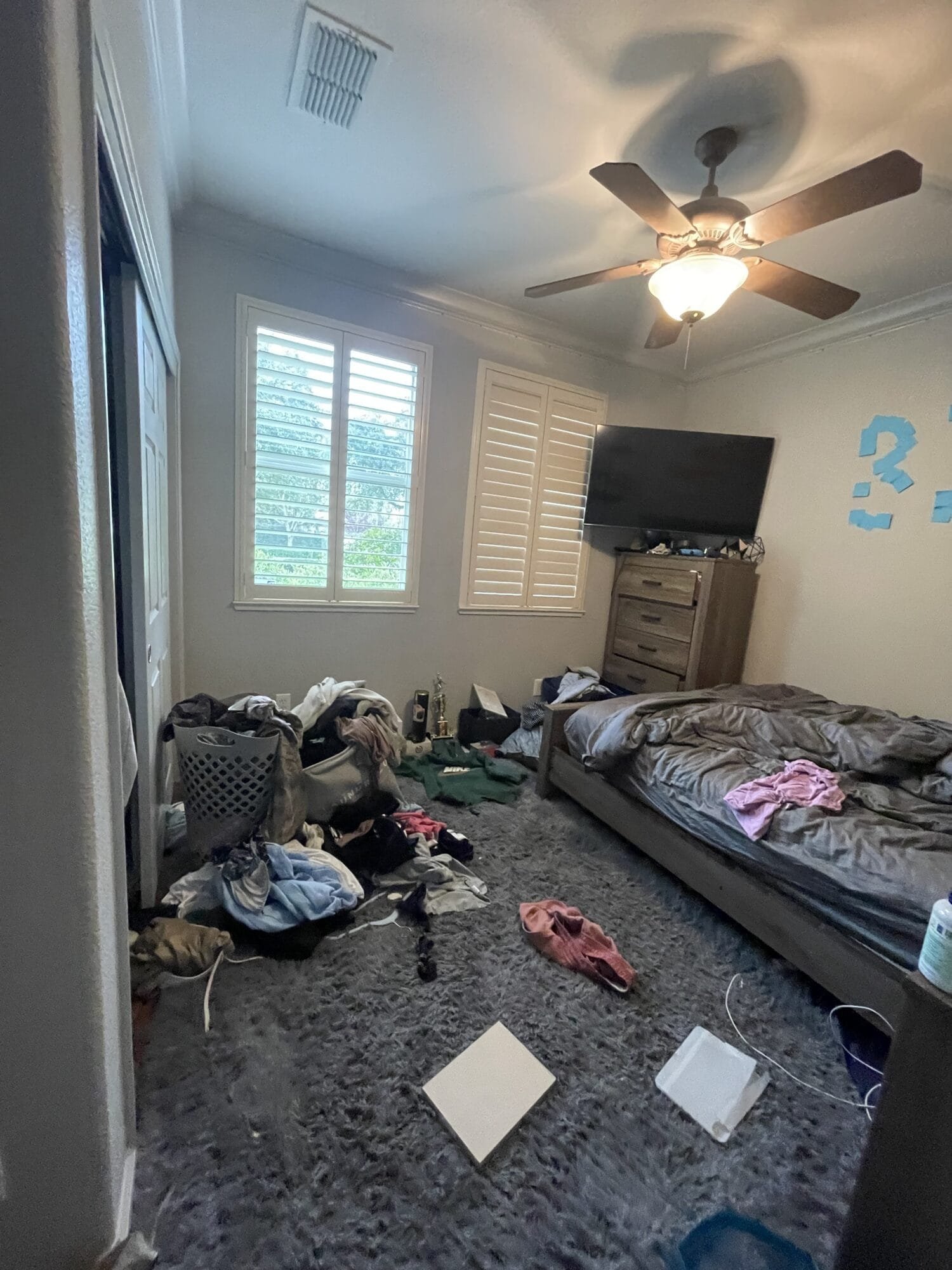 Deep cleaning service in Carmichael, CA for a cluttered living room