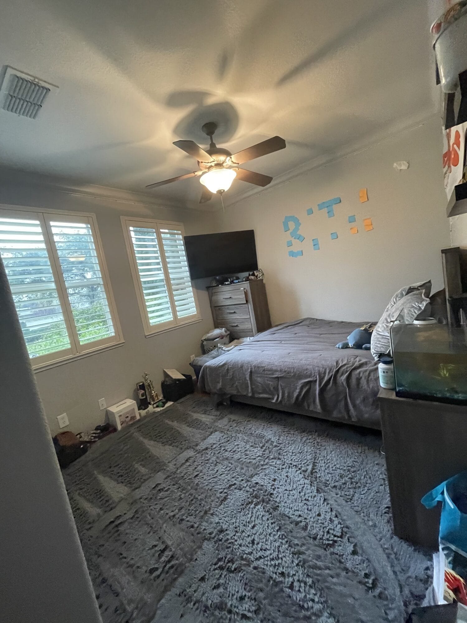 Deep cleaned bedroom in Oak Knoll CA by Claudia's Pro Cleaning after a professional deep cleaning service.