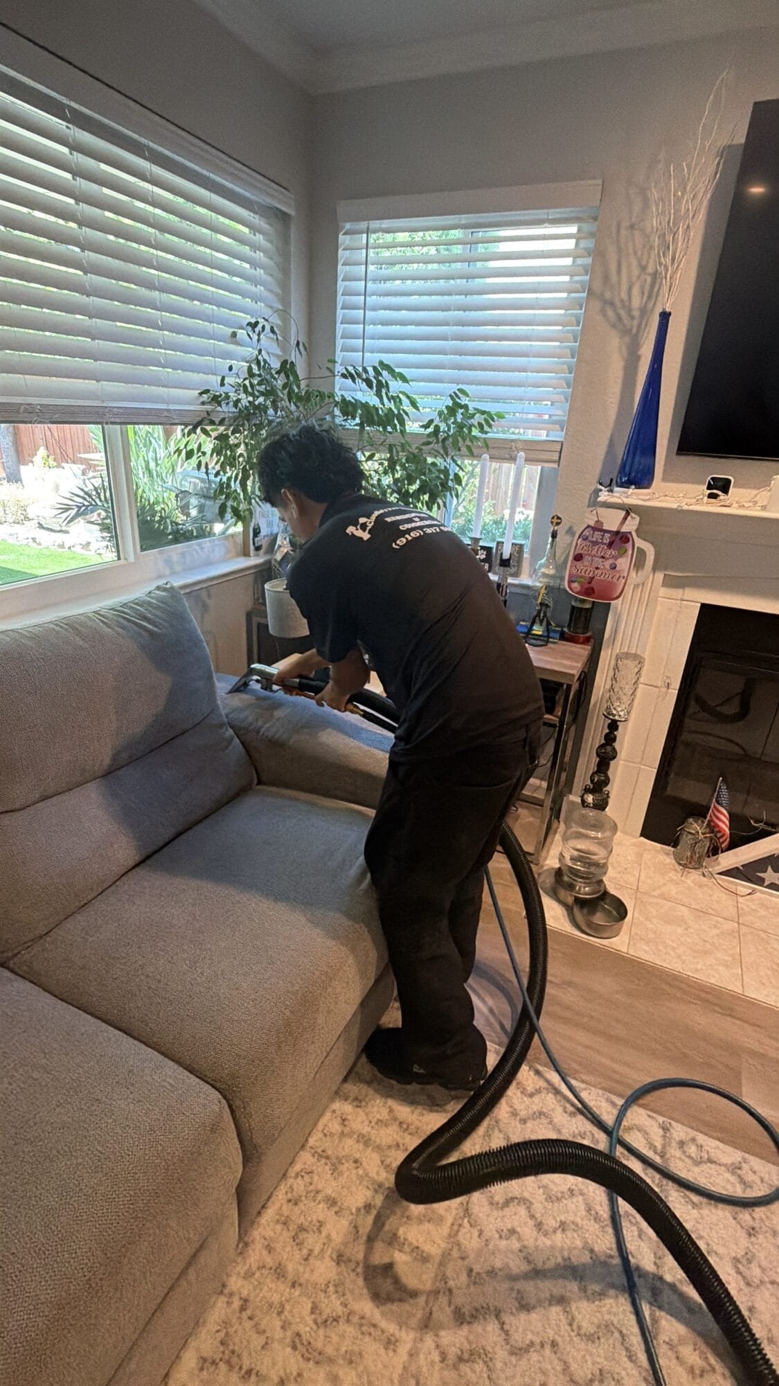 Professional carpet cleaning technician in Folsom, CA