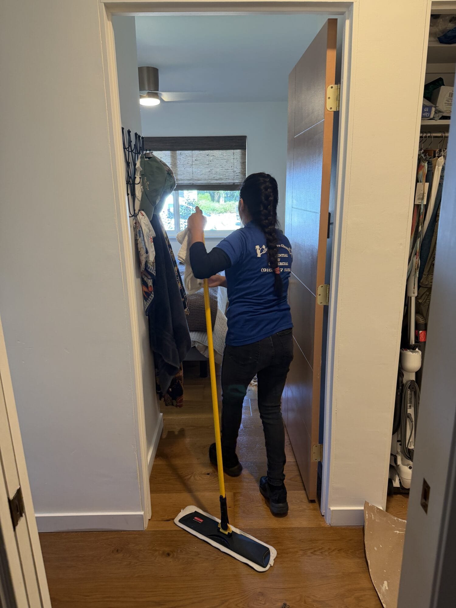 Deep-cleaned living room with hardwood floors in Lake View Oaks, CA