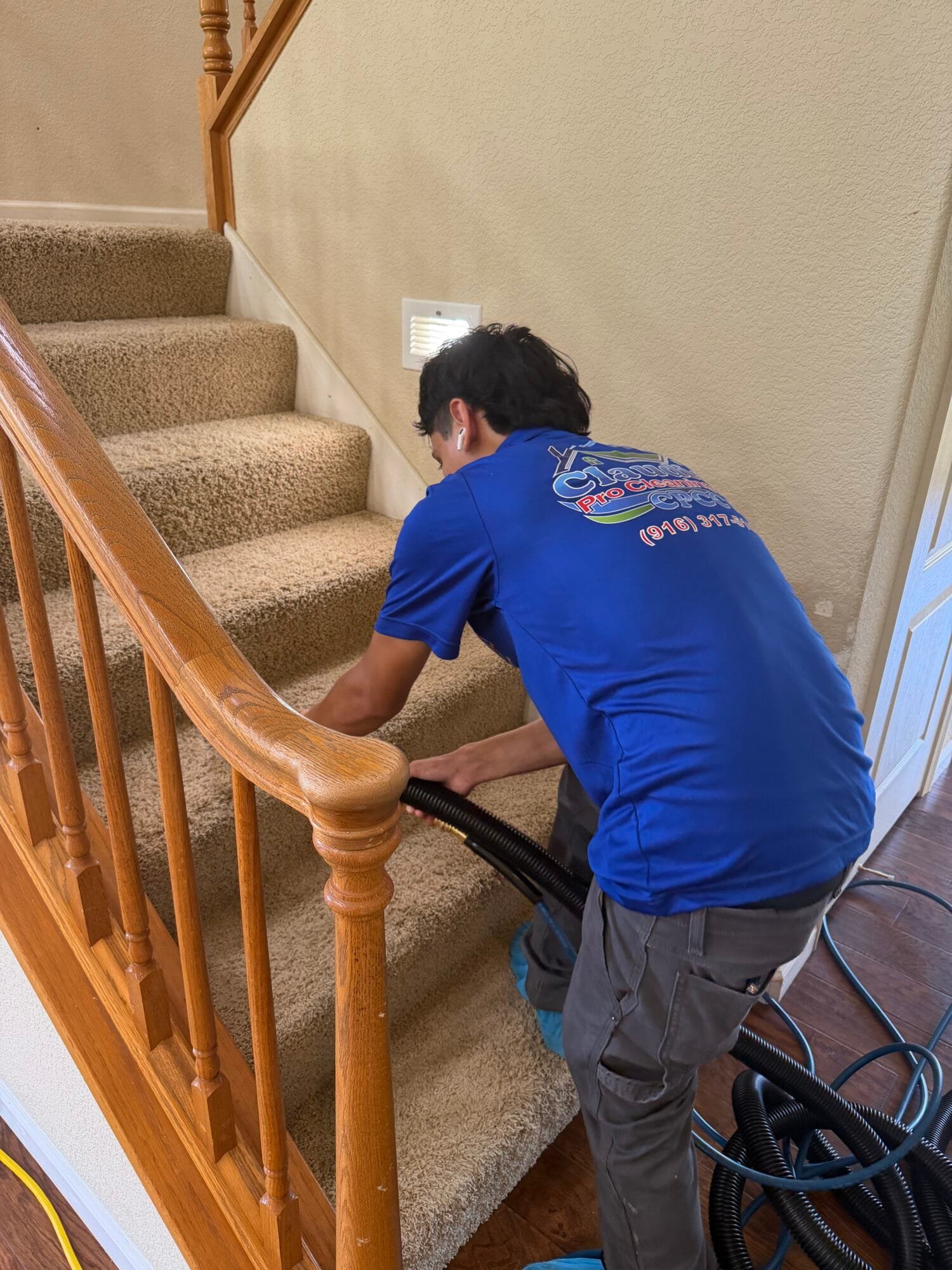 Professional carpet cleaning technician in Folsom, CA